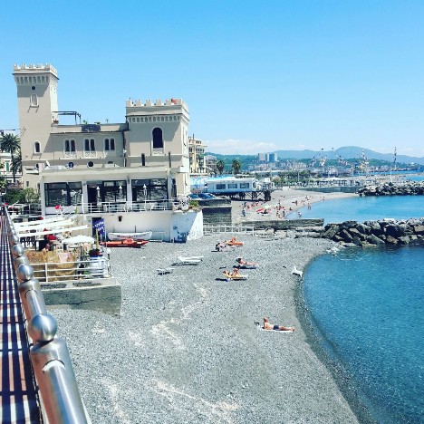 Tratto di Spiaggia con il Castello